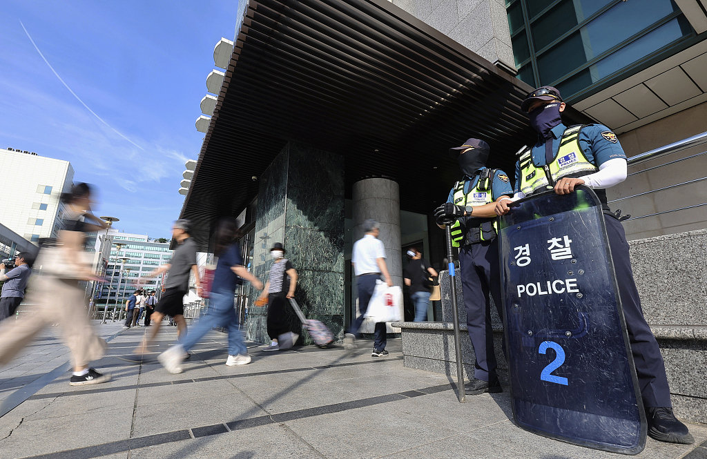 当地时间2023年8月4日，韩国城南市，警察在西岘地铁站附近站岗。