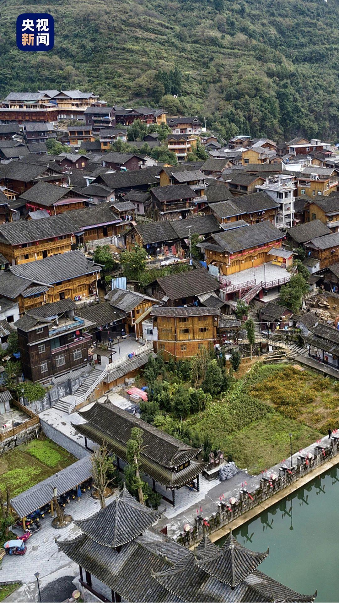 在保靖县有一座苗族圣山——吕洞山,古村古寨点缀群山,其中夯吉苗寨