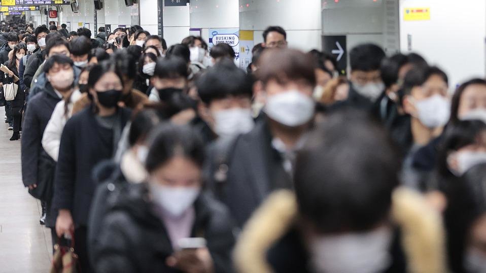 在首尔5号线光化门站候车室中，戴着口罩的市民。视觉中国 资料图
