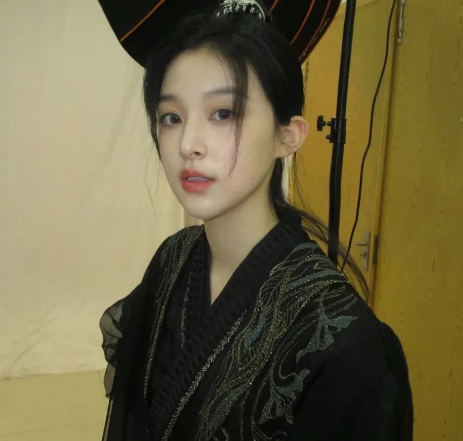 还记得《庆余年》里的小叶轻眉吗？18岁的她长这样…