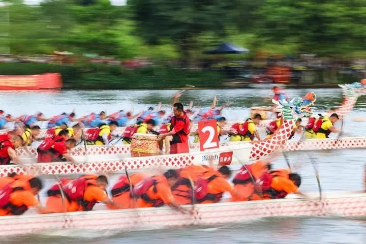 6月20日,在广西玉林园博园,选手进行龙舟竞赛。新华社记者 胡星宇 摄