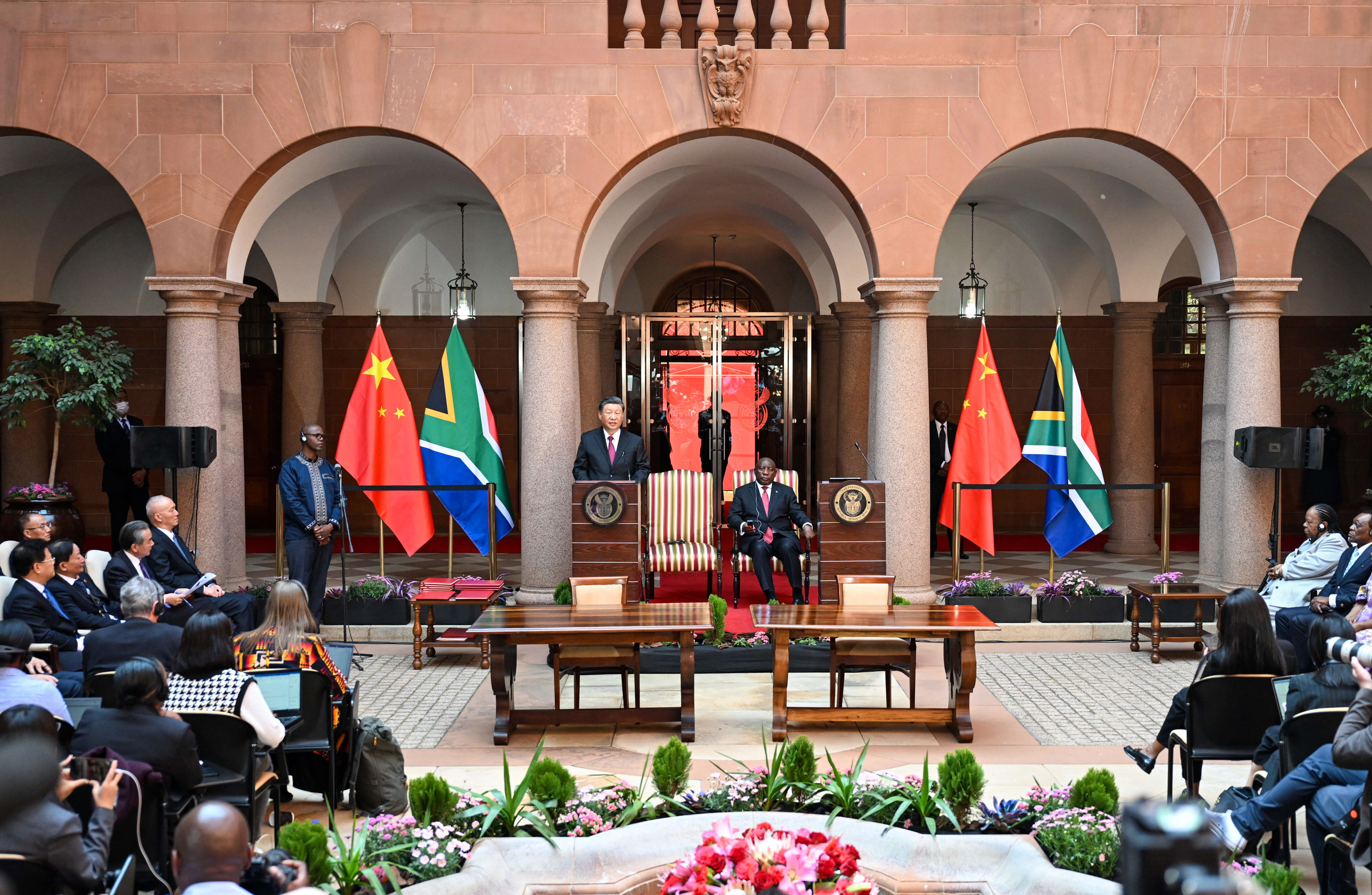 当地时间8月22日中午，国家主席习近平在比勒陀利亚总统府同南非总统拉马福萨会谈后共同会见记者。