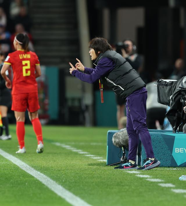 8月1日，中国队主教练水庆霞（右）在场边指挥。新华社记者丁汀摄
