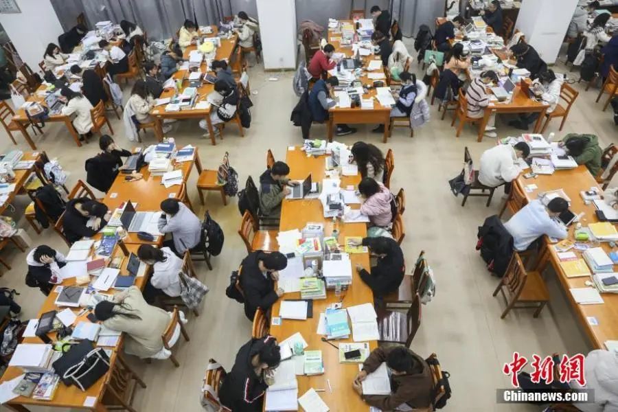 资料图:众多考研学生在南昌大学图书馆的自习室内复习备考。刘力鑫 摄
