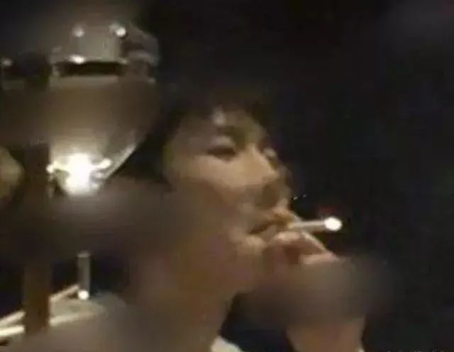 王源抽烟