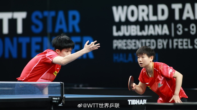 王楚钦（左）与孙颖莎在世界乒乓球职业大联盟（WTT）卢布尔雅那球星挑战赛的比赛中。图片来自WTT世界乒联社交媒体官方账号