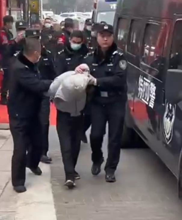 嫌疑人被警方现场抓获 受访者供图