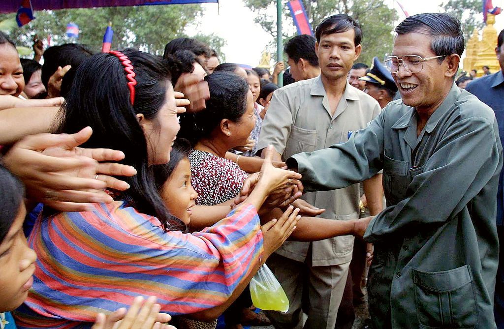 当地时间2003年2月3日，柬埔寨贡布市，柬埔寨首相洪森在佛塔仪式上发表讲话，受到市民群众的欢迎。