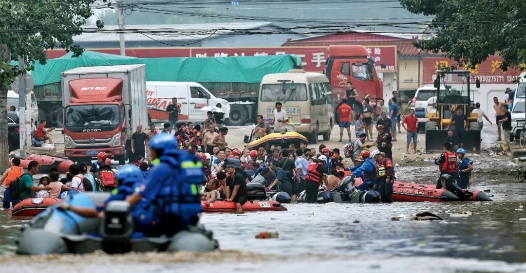 8月3日，河北涿州市，北二环路排队等候救援队转运的民众。图/视觉中国