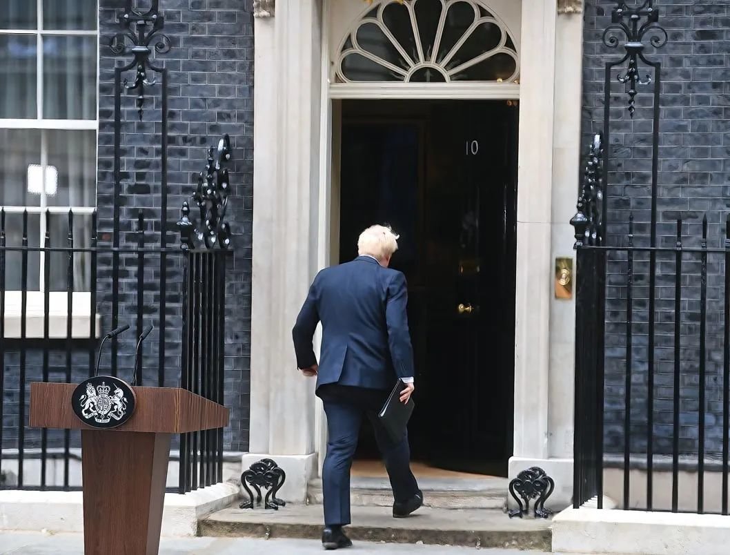2022年7月7日，时任英国首相鲍里斯·约翰逊在伦敦唐宁街10号门前发表辞去保守党党首和首相职务的讲话后离开 李颖摄/本刊