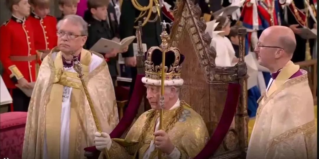 正在赶往加冕仪式现场的英军 图：天空电视台
