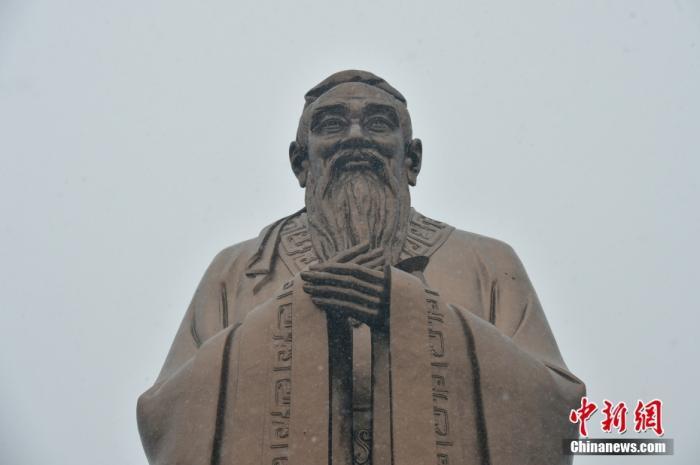“尼山圣境”孔子像。中新网记者 李骏 摄