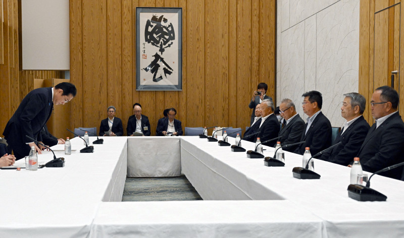 〓 8月21日，岸田文雄与日本全国渔业协会联合会会长坂本雅信会面，就排海进行最后磋商，直接谋求理解。