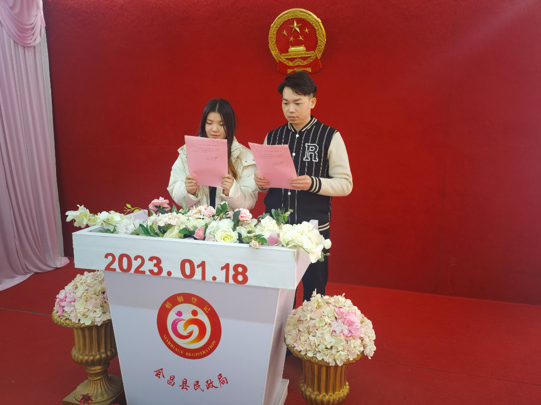 会昌县在婚姻登记处为前来办理婚姻登记的新人进行《民法典》婚姻家庭篇宣讲、发放倡议书、签订移风易俗承诺书。微信公众号“会昌县民政局” 图