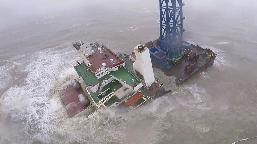 2022年7月2日，“福景001”起重船事故救援现场。 视觉中国 资料图
