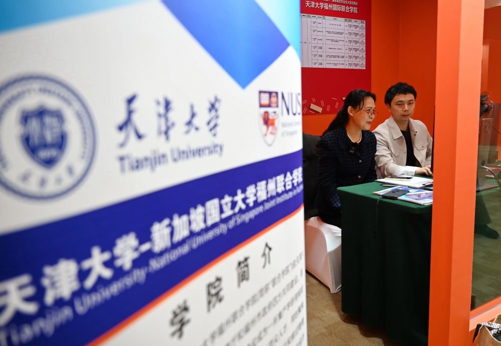 1月31日,天津大学福州国际联合学院老师在2023年“好年华 聚福州”春季高校毕业生大型招聘会现场视频面试专区向应聘者介绍该校情况。新华社记者 林善传 摄