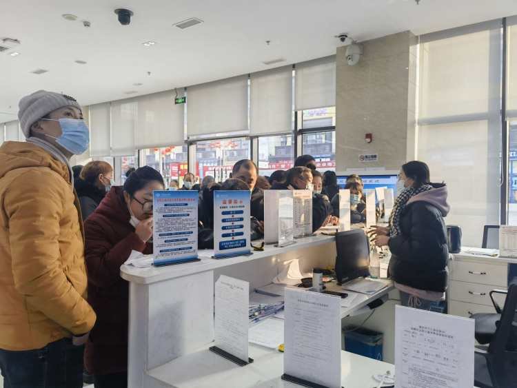 ▲引导员正在市民提供咨询服务