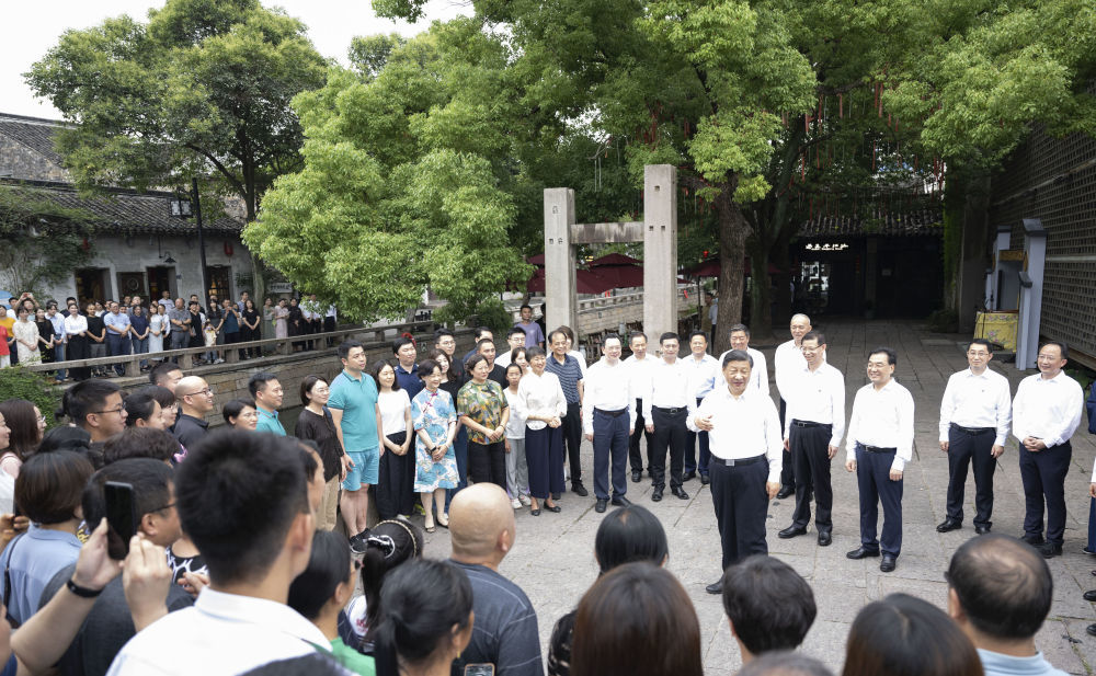 這是7月6日上午，習近平在蘇州平江歷史文化街區，同當地居民和遊客親切交流。