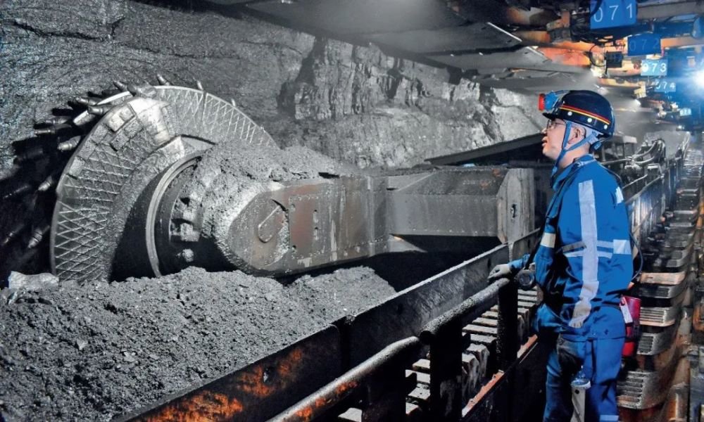 在国家能源集团乌海能源公司老石旦煤矿，工人检查采煤机运行情况（2023 年 1 月 17 日摄） 付兰伟摄 / 本刊