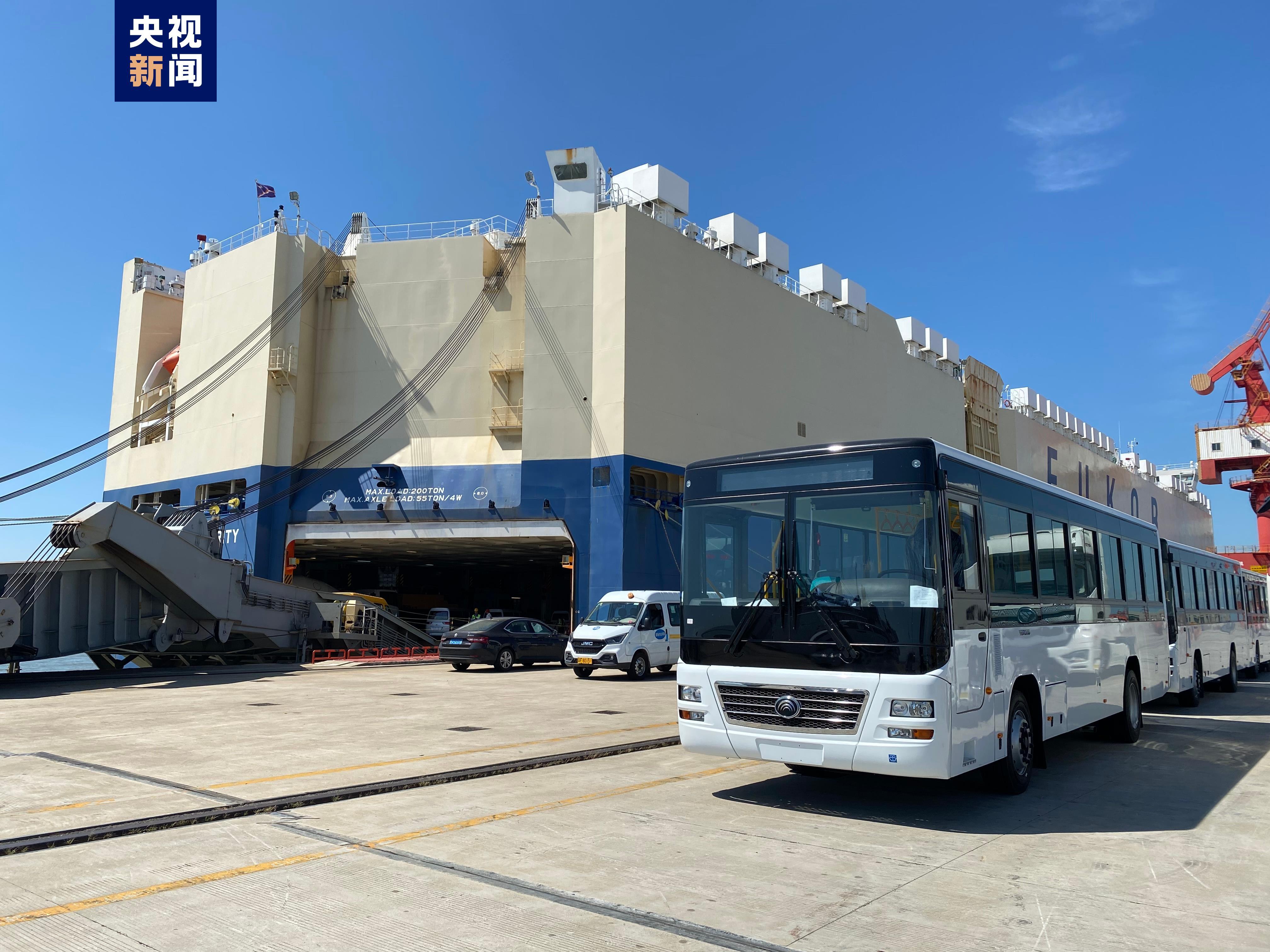250辆国产大巴装船出口 上海南港码头汽车出口覆盖更多车型丨上海客运港口