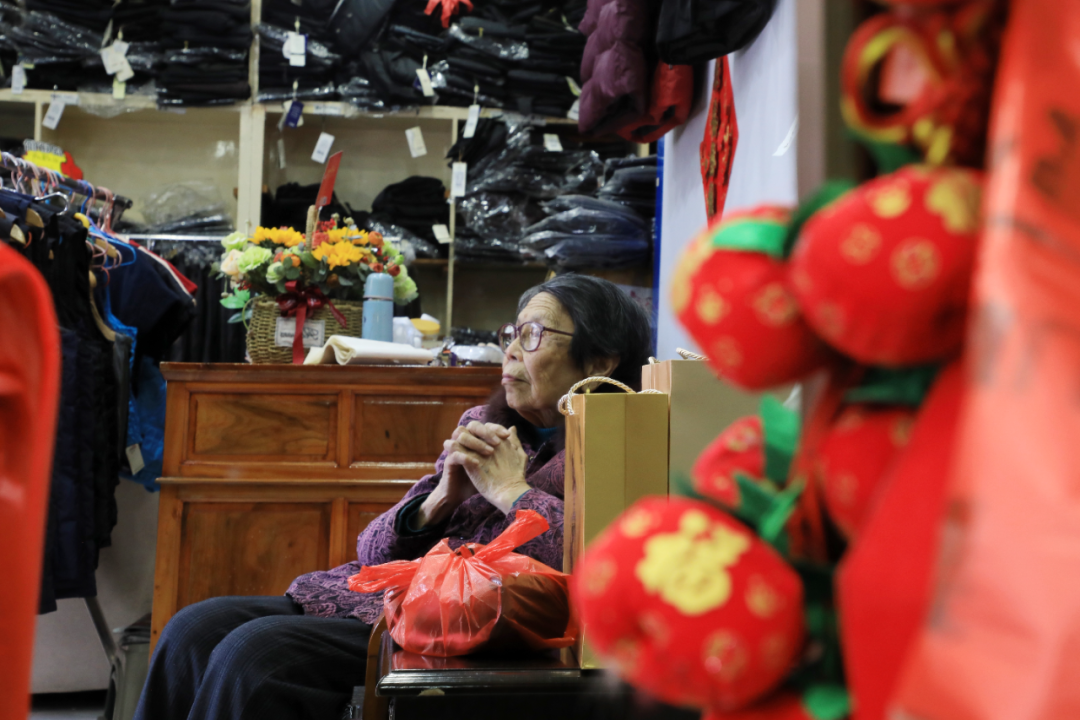 陈金英在羽绒服店里