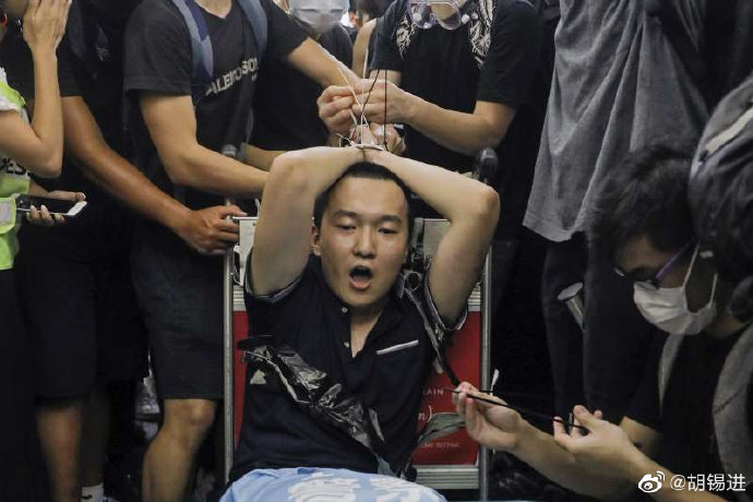 胡锡进:付国豪一年半前在抑郁症的折磨中结束了自己的生命,非常令人痛心