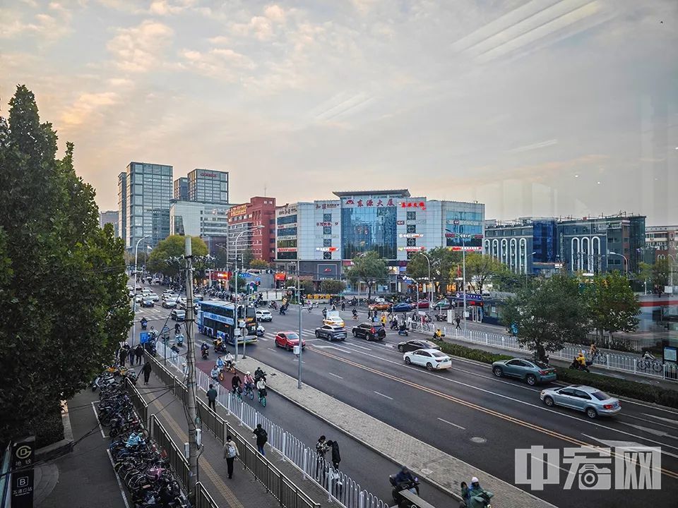 作为新型研发机构，智源院初步探索了“集中力量办大事，青年人才挑大梁，开放生态育创新”的智源模式。凭借五道口地区学术科研资源“近水楼台先得月”的优势，智源院致力于推动人工智能领域发展政策、学术思想、理论基础、顶尖人才与产业生态的五大源头创新，为北京人工智能产业发展和深度应用，改善人民群众生活、促进社会、环境和智能的可持续发展贡献力量。图为五道口地区。中宏网记者 富宇 摄