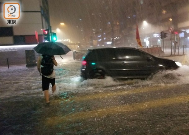 本次黑色暴雨警告破香港历来最长维持时数纪录。图自香港东网