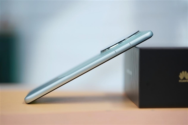 三挖孔前所未有!华为Mate 60 Pro雅川青图赏