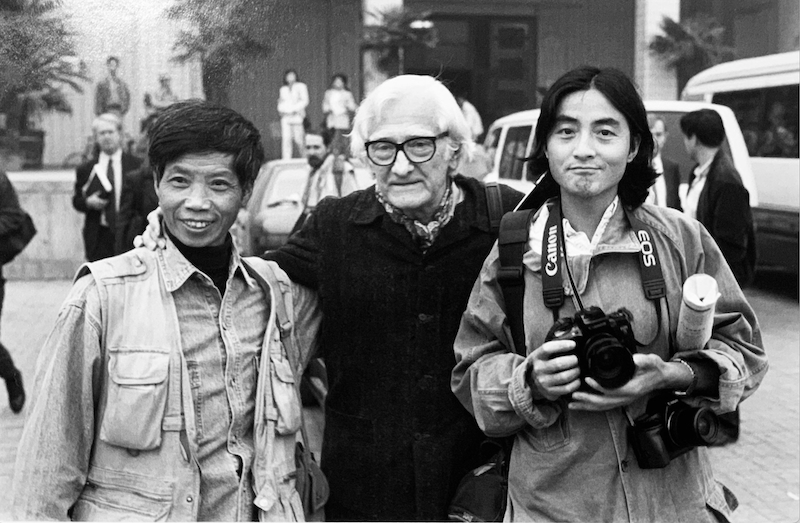 1996年，马克·吕布在北京与吴家林、肖全合影，黄庆军摄
