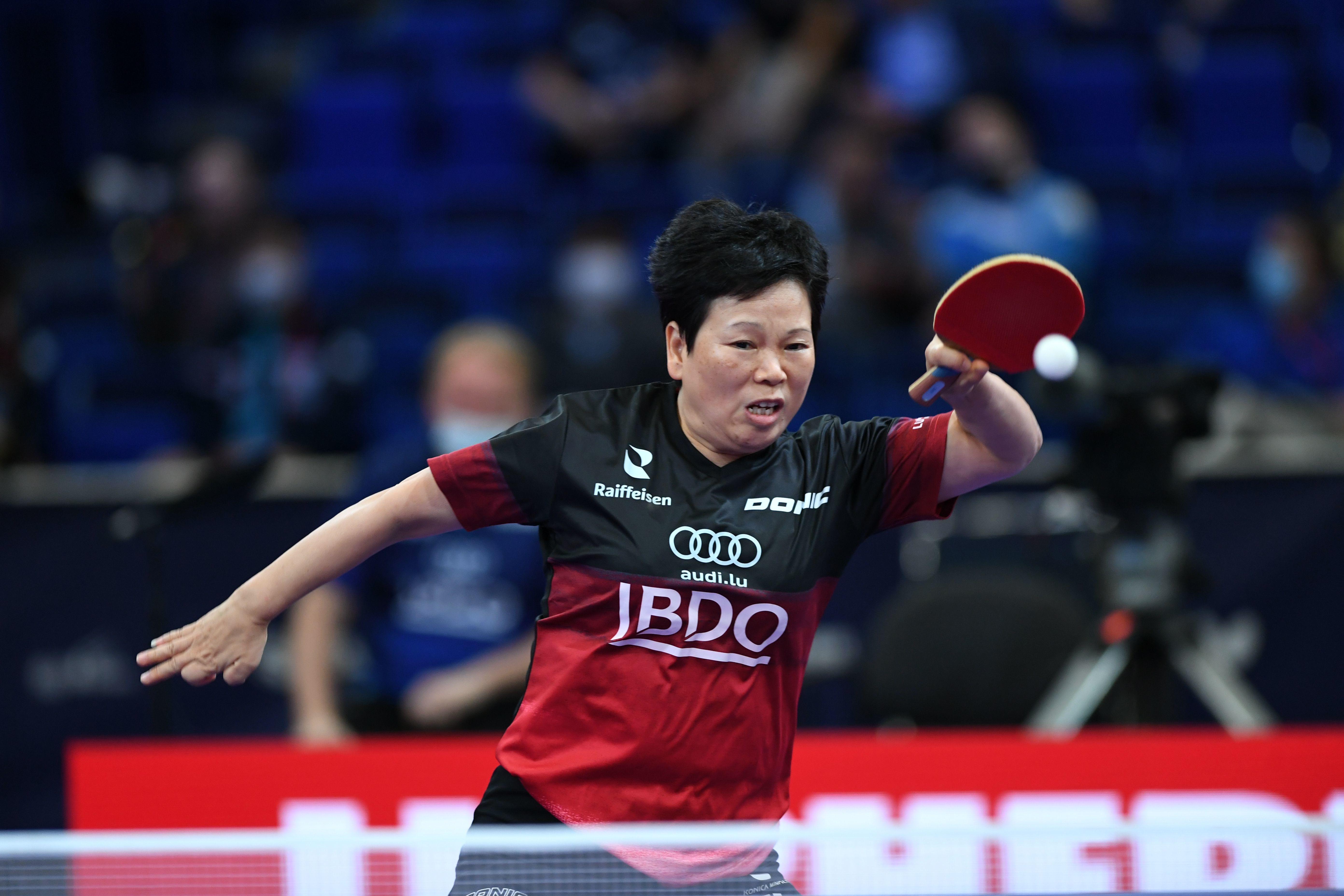 2021年11月25日，在美国休斯敦进行的2021世界乒乓球锦标赛女子单打第三轮比赛，倪夏莲在比赛中回球。新华社记者 吴晓凌 摄
