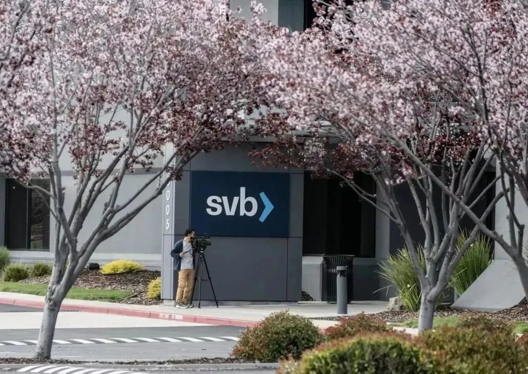 ·当地时间2023年3月11日，一名记者在硅谷银行外拍摄视频。
