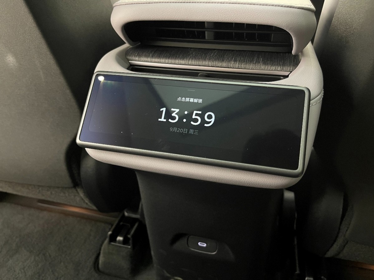 ES6+2万元=轿跑SUV画风+电动尾翼,加速还更快,蔚来EC6到店实拍