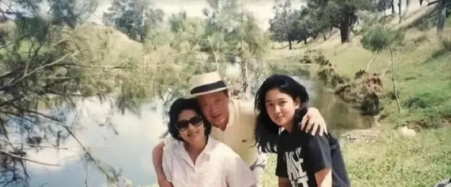 郭鹤年与妻女露营