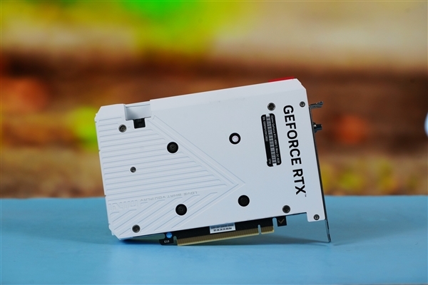 单风扇极简风!七彩虹iGame RTX 4060 Ti Mini OC 8GB显卡图赏