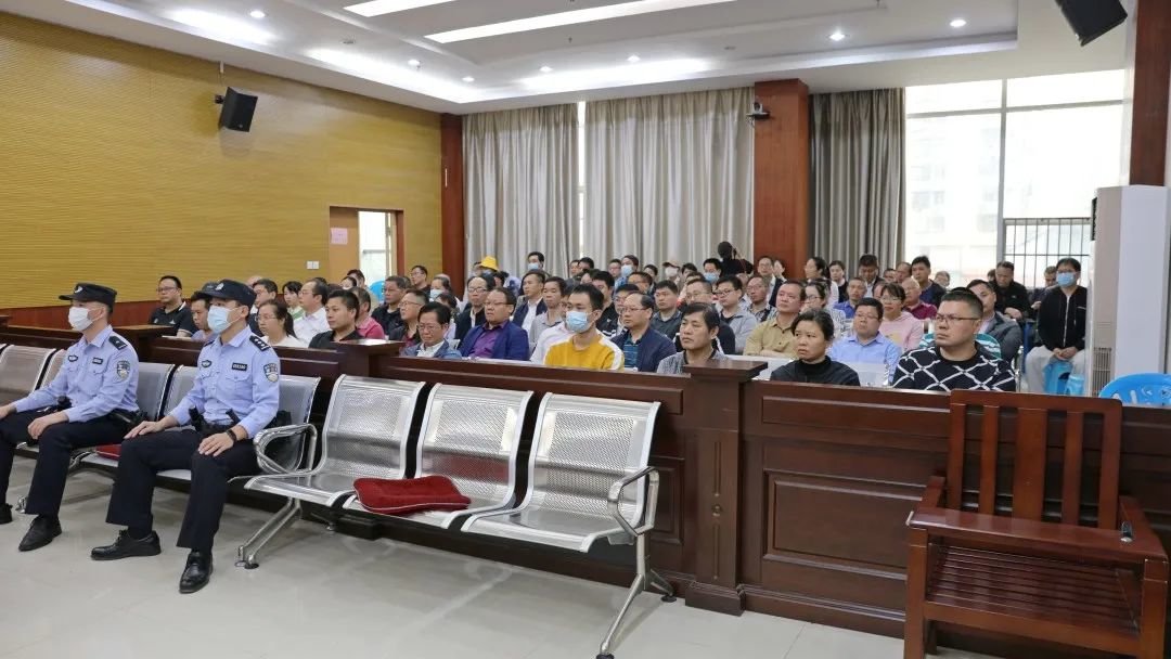 ▲相关部门领导干部旁听案件庭审