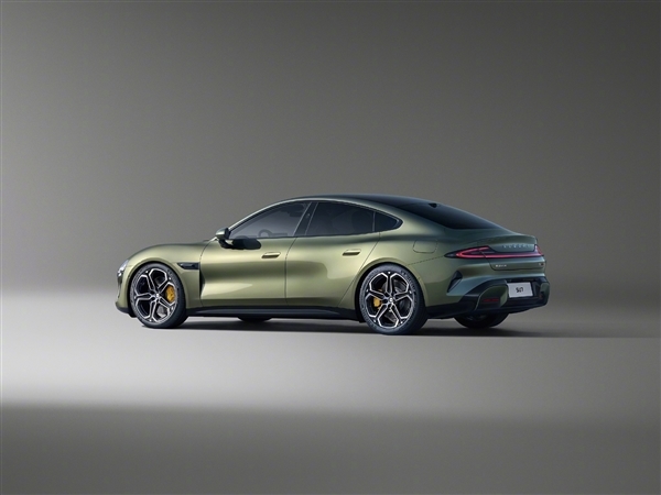 小米汽车SU7海湾蓝/橄榄绿/雅灰实拍图对比!你最喜欢哪一款