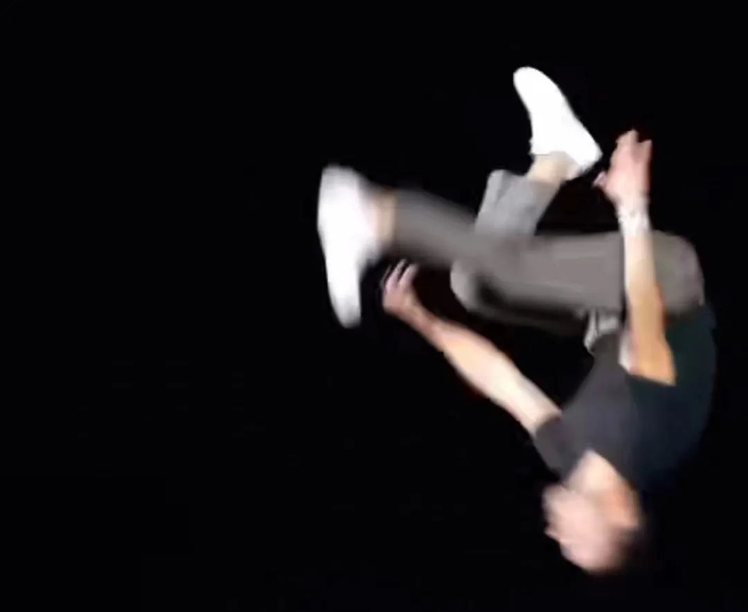 霉霉和前男友，深情相拥！_凤凰网, image size:1080x883