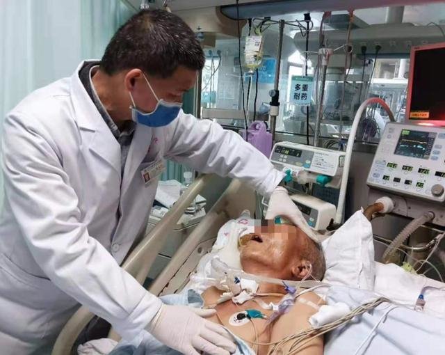 ▲宾文凯查看患者情况