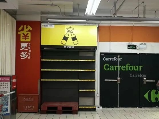 大部分冷藏食品区已空置。在奶制品区域,低温奶区完全空置,常温奶区域也有部分货架空置。空置的货架。摄影/马霖