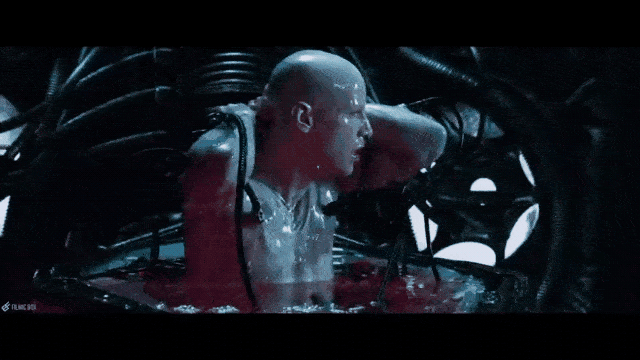 ▲《黑客帝国》中，Neo从Matrix母体中醒来的场景，充斥着科技毁灭人类的荒诞