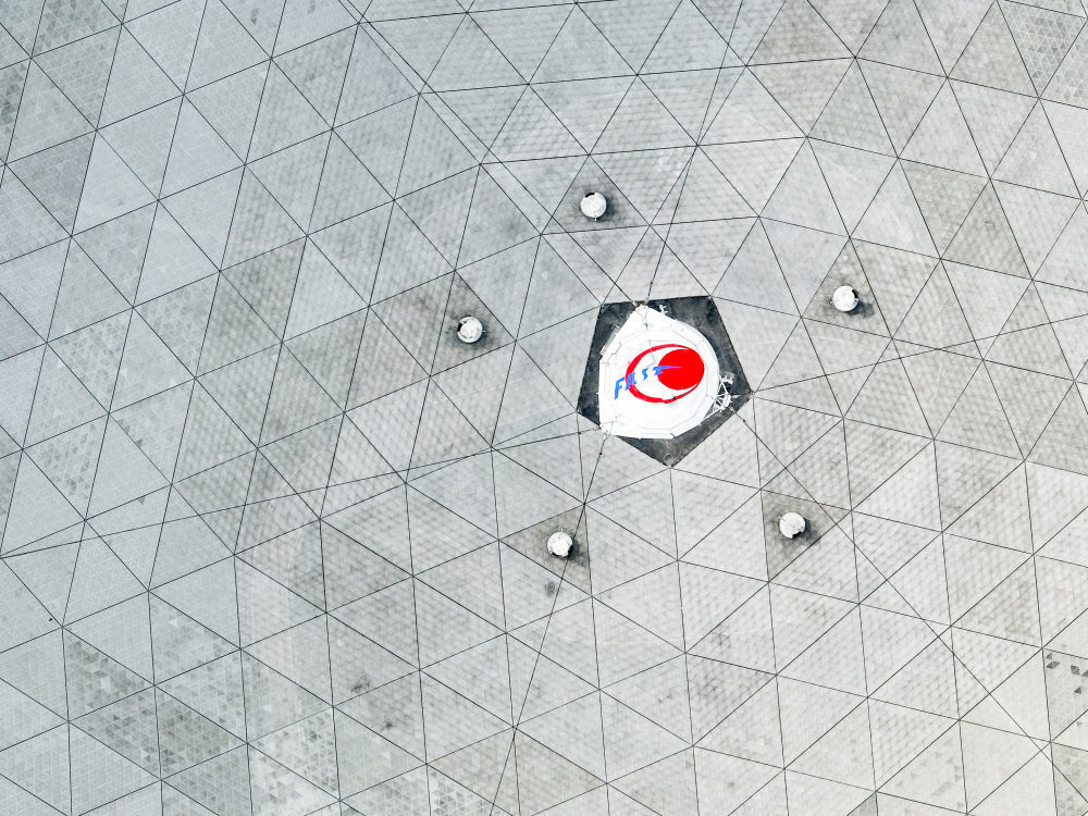 7月26日拍摄的“中国天眼”馈源舱（维护保养期间无人机拍摄）。新华社记者 欧东衢 摄