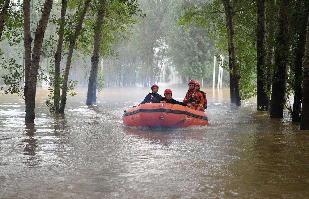 ↑8月3日，衡水市消防救援支队救援人员前往涿州市码头镇沙窝村开展救援工作。
