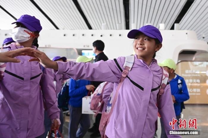 6月4日清晨，在数天充实的行程之后，“青海玉树藏族青少年北京行”活动的40名藏族孩子踏上了归程。 中新社记者 田雨昊 摄