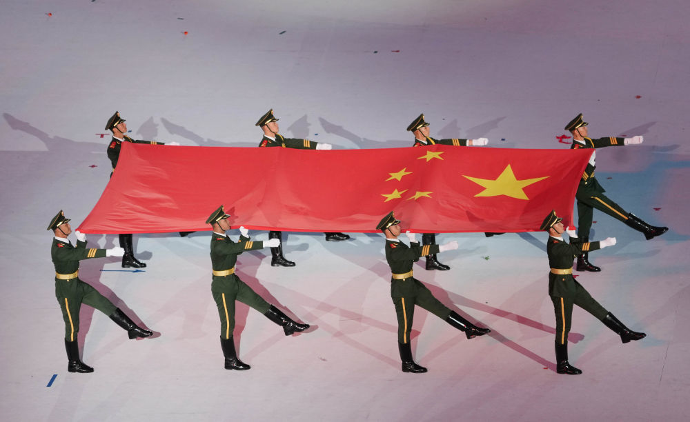 中华人民共和国国旗入场.新华社记者 李欣 摄