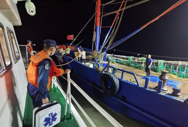 海陆接力！上海海警局成功救助一名海上受伤渔民丨上海海上救援事件