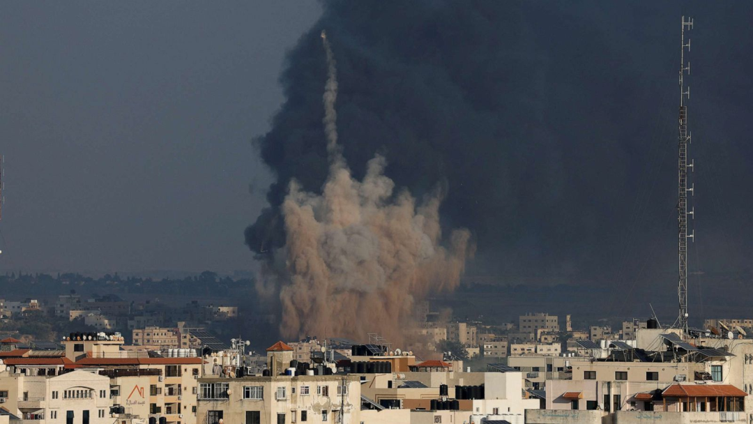 ▲以色列军队持续空袭加沙地带。加沙地带多地升起浓烟，并伴有巨大声响。