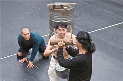 演员富鹏栩、董汶亮、洛桑(左至右)排练中