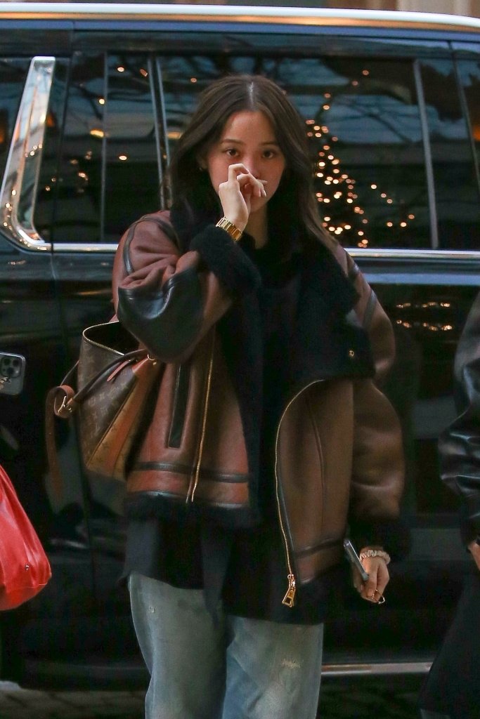 欧阳娜娜染回深发色身穿棕色机车服搭配lv包现身纽约街头