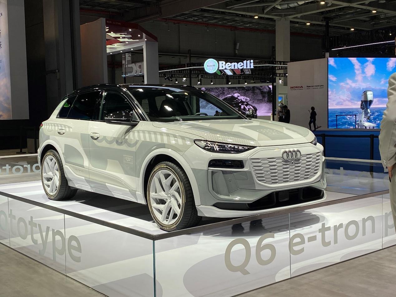 和保时捷同平台 奥迪Q6 e-tron亮相 副驾屏幕有点尴尬